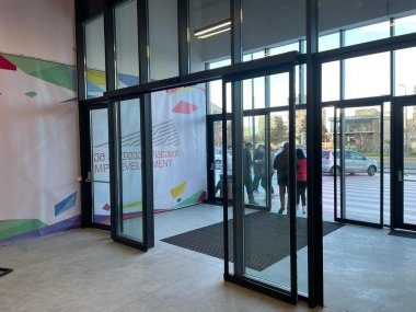 Automatic sliding door
