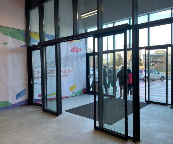 Automatic sliding door